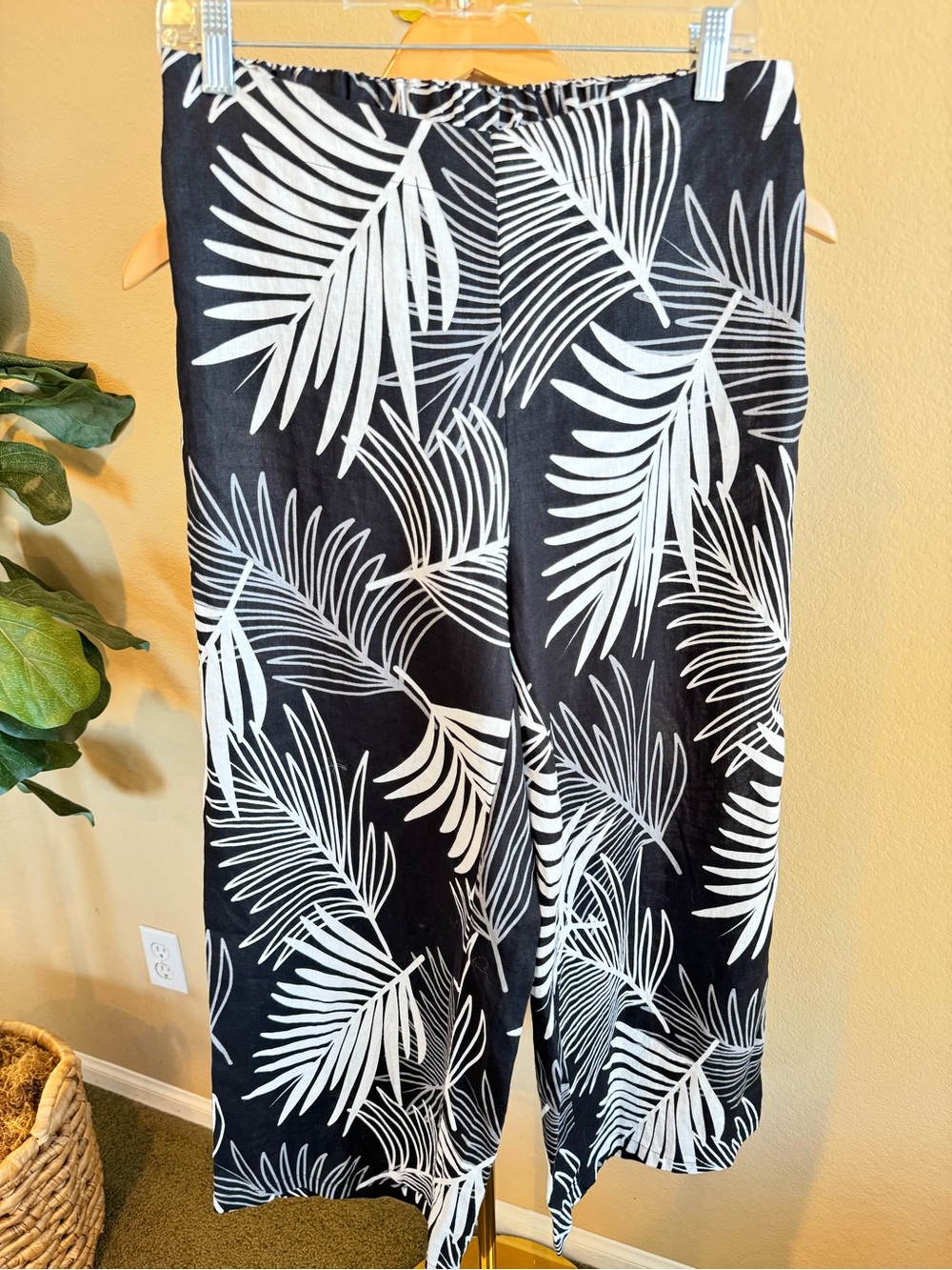 Tahari Pants Women’s M Black White Tropical Linen Wide Leg Cropped Ankle Resort